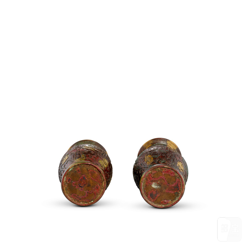 A pair of gold-splashes 'kuifeng' vases, Qing dynasty, Qianlong period | 清乾隆 灑金夔鳳紋瓶一對 - 图3
